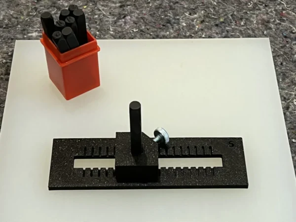 Guide aimanté pour aligner les poinçons à frapper